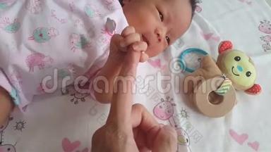 一位新父亲第一次握住他刚出生的婴儿`手。 家长牵着新生儿的手。 <strong>手拉手</strong>。 父母